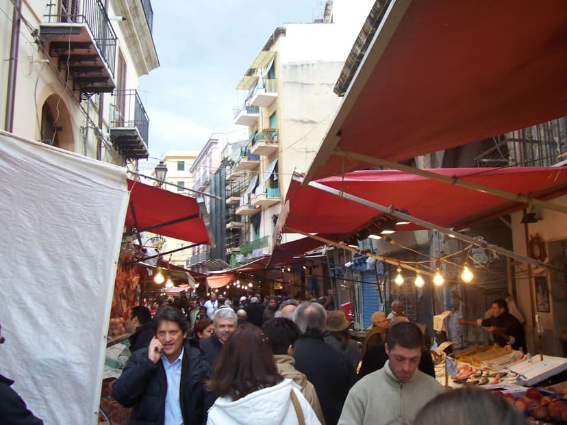 Kraampjes vol groenten en fruit op de markt van Ballarò in Palermo