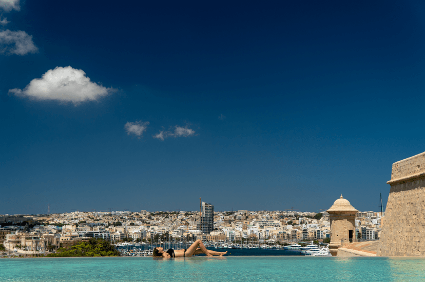Infinity pool op een bastion met zicht op de haven en de skyline van Malta