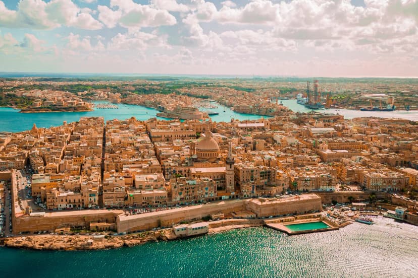 Luchtfoto van Valletta op Malta met de stadsmuren, de havens en de koepels van de oude stad