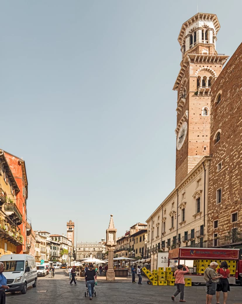 Piazza delle Erbe in Verona, vlak bij boutique Hotel Gabbia d'Oro
