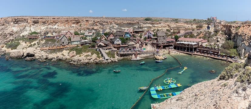 familiereis naar Malta: Popeye Village aan de baai van Mellieħa