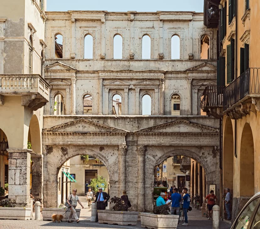De Romeinse poort Porta Borsari in Verona, op de straat van boutique Hotel Gabbia d'Oro