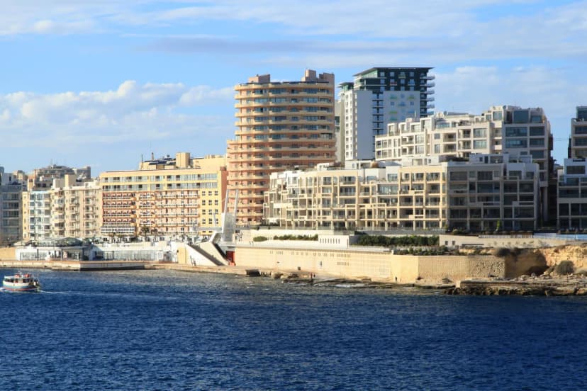 Uitzicht vanuit Valletta op Tigné Point in Sliema, waar het hotel ligt