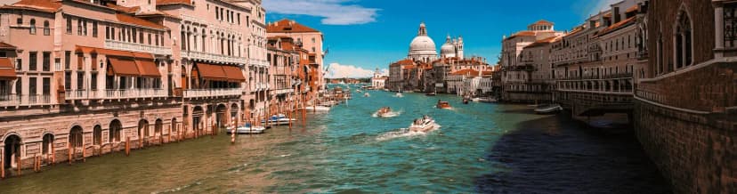 Uitzicht op het Canal Grande in Venetië met de koepels van de Basilica di Santa Maria della Salute