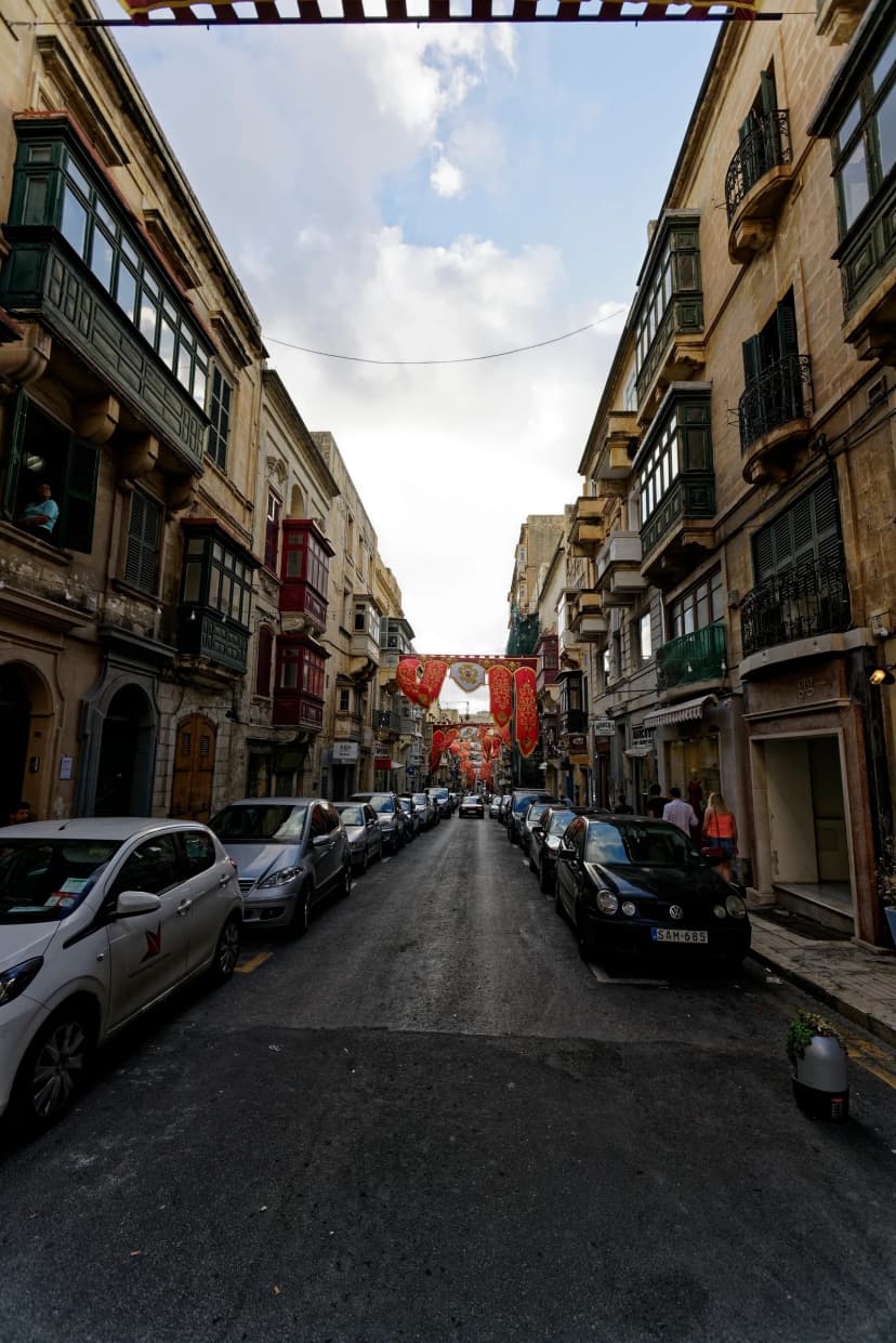 Straatzicht bij Old Theatre Street in Valletta, vlak bij Casa Ellul