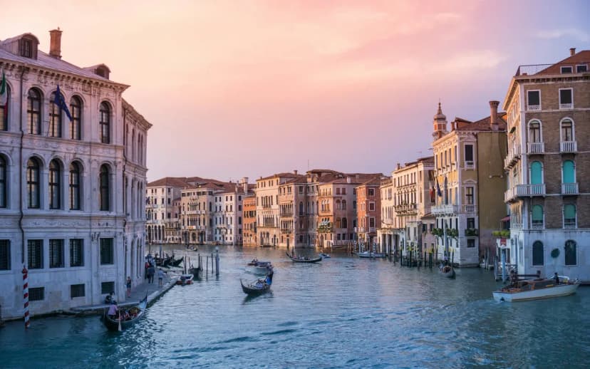 Canal Grande bij de Rialtobrug in Venetië, vertrekpunt voor de eilanden in de lagune