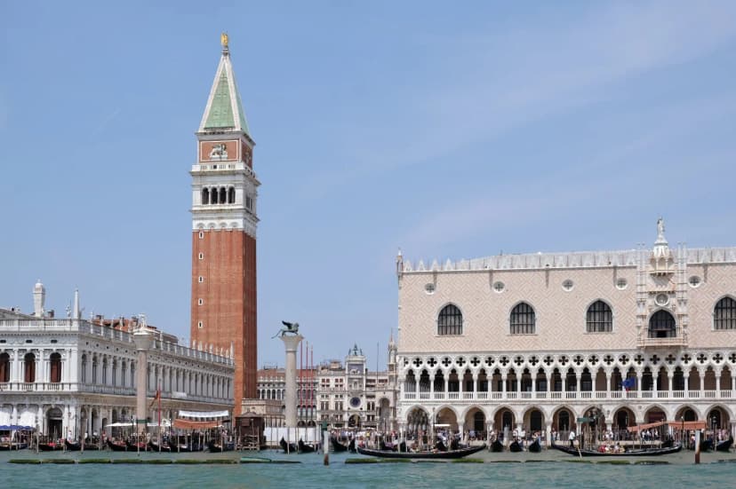 Piazza San Marco en de Campanile gezien vanaf het Giudecca-kanaal in Venetië