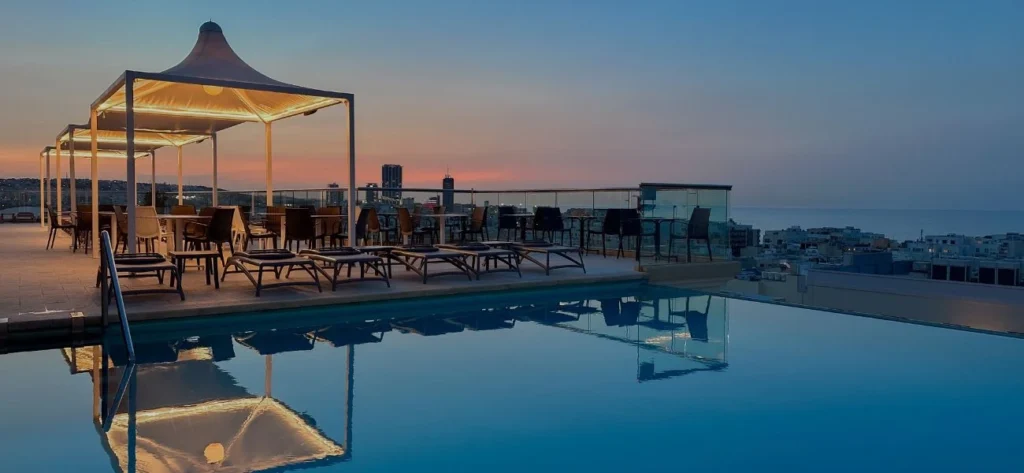De mooiste rooftopbars in Malta: cocktails met uitzicht over de Middellandse Zee De mooiste rooftopbars in Malta: cocktails met uitzicht over de Middellandse Zee