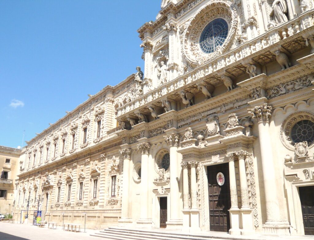 Patria Palace Hotel: boetiekluxe in een 18de-eeuws paleis in het hart van Lecce Patria Palace Hotel Lecce: de Basilica di Santa Croce in het historische centrum