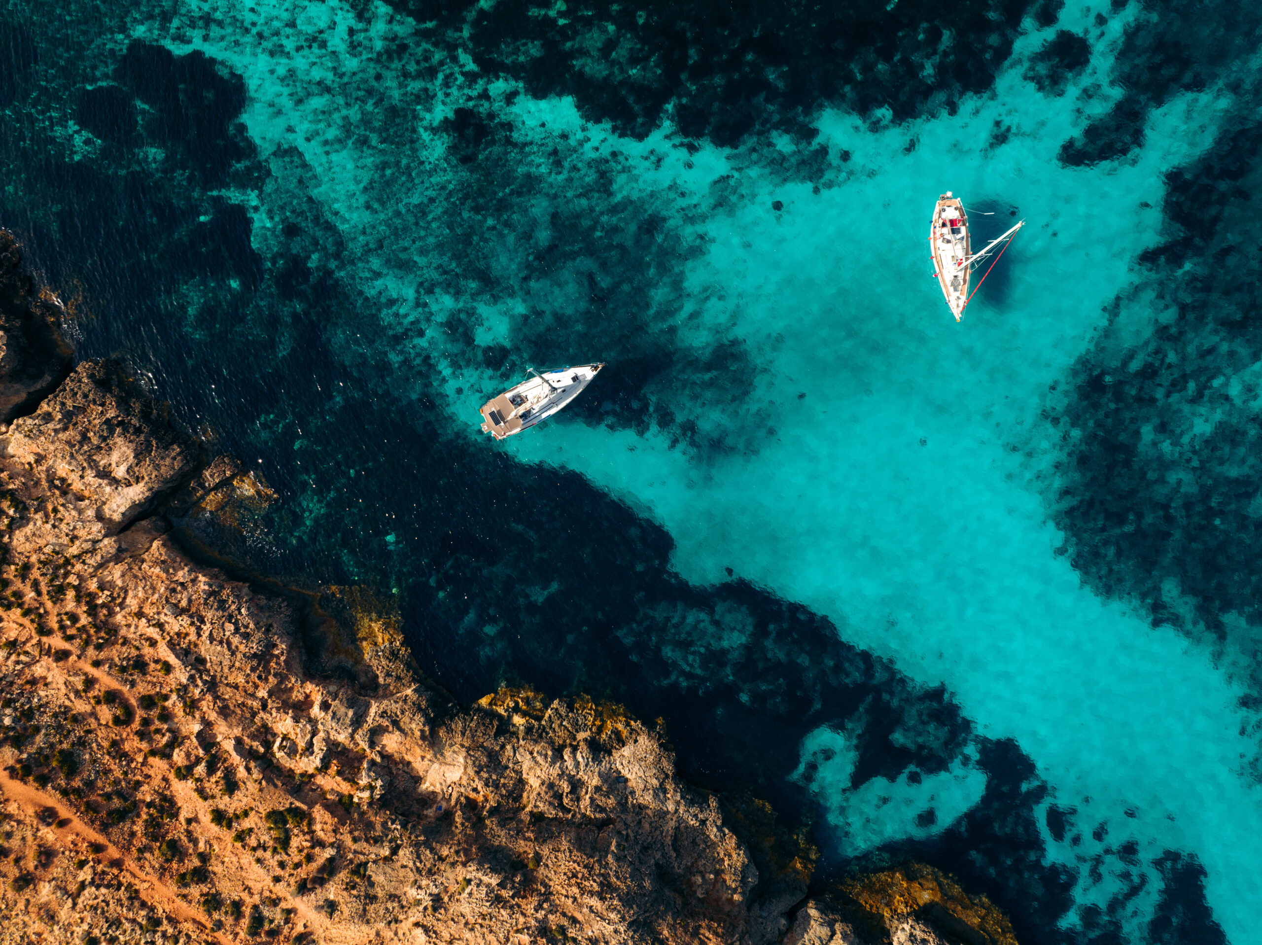 Blue Lagoon Malta van bovenaf met bootjes in turquoise water