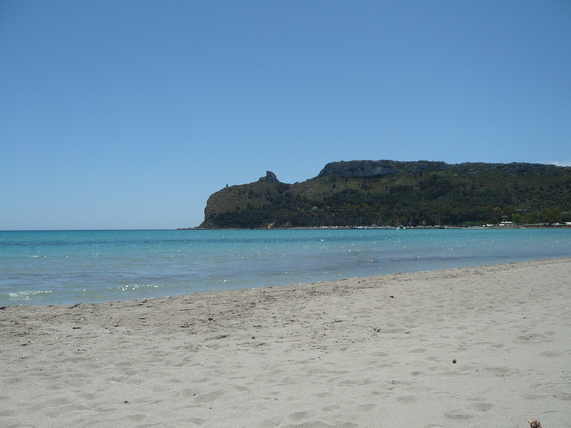 Het Poetto-strand van Cagliari met turkoois water