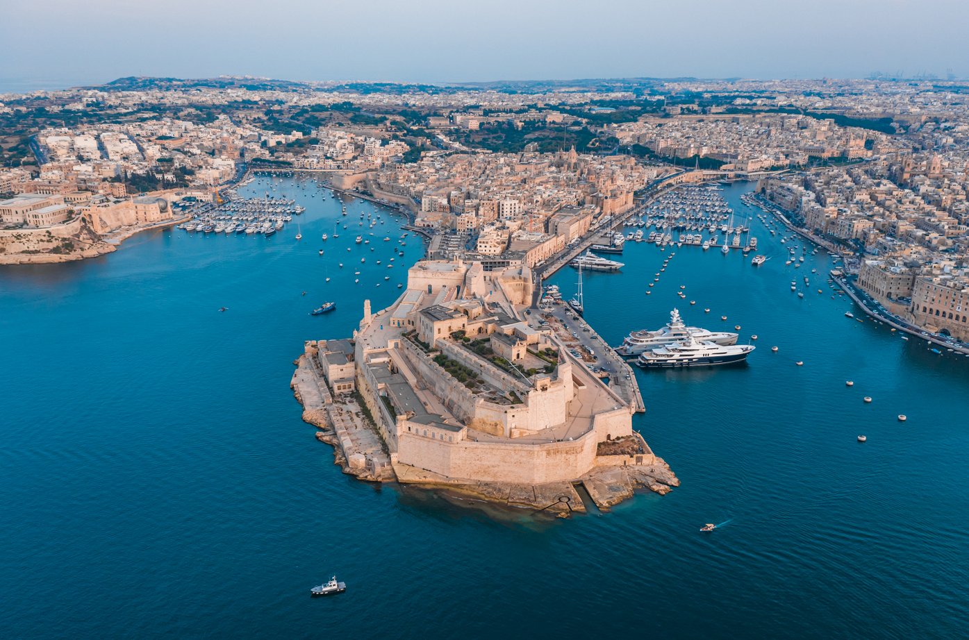 Fort St Angelo en de Grand Harbour van Malta van bovenaf