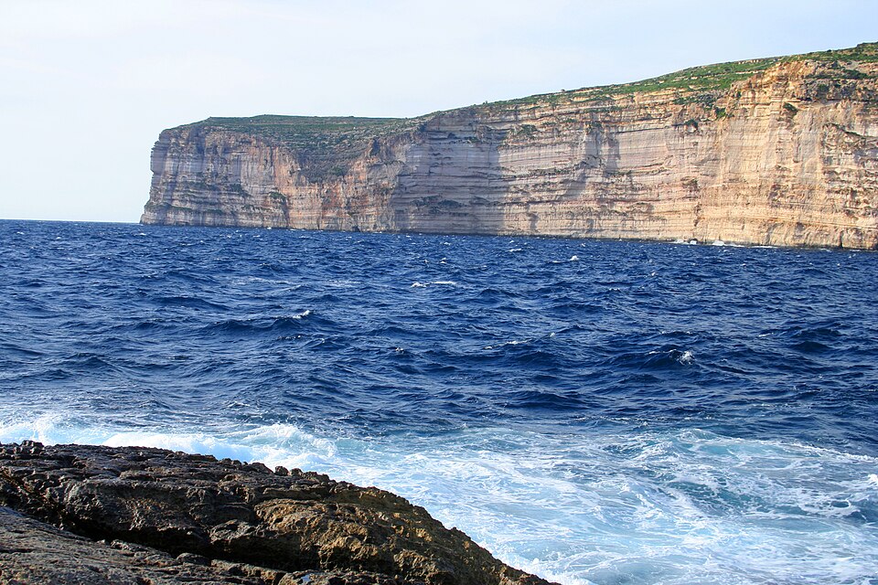 familiereis naar Malta: indrukwekkende kliffen aan de westkust van Gozo