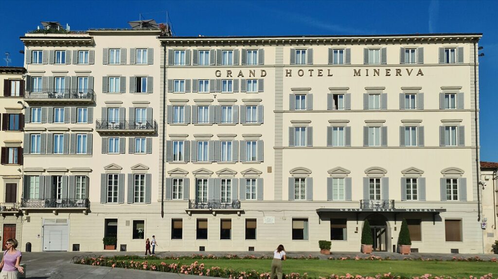 Grand Hotel Minerva: gezinsvriendelijk hotel met dakterraszwembad in het hart van Florence Grand Hotel Minerva in Florence, gevel aan Piazza Santa Maria Novella