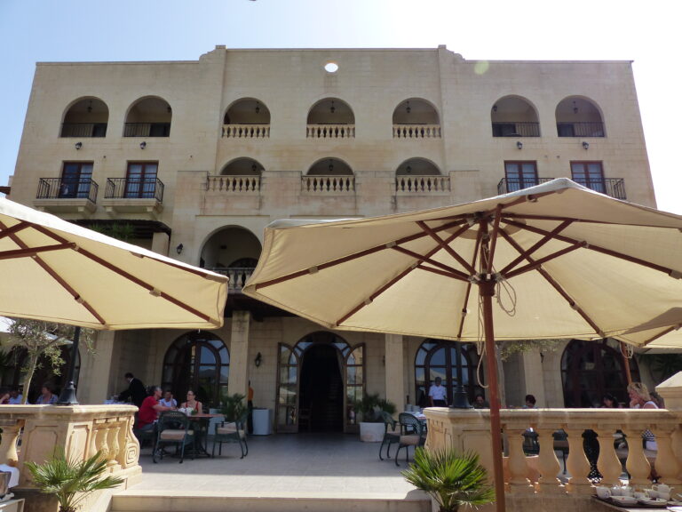 Kempinski Hotel San Lawrenz: luxe wellnessresort op Gozo Hoofdgebouw van het Kempinski Hotel San Lawrenz op Gozo