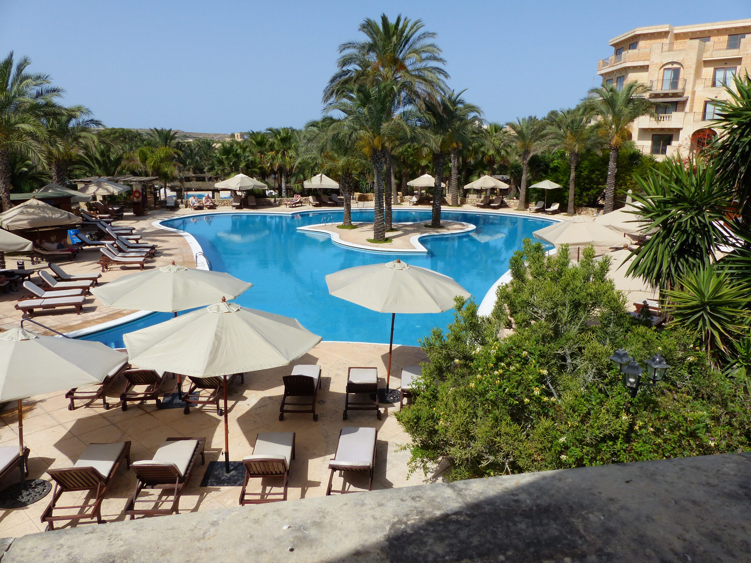Buitenzwembad van het Kempinski Hotel San Lawrenz op Gozo