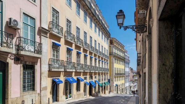 Straat in Chiado, historische wijk in Lissabon in de nazomer