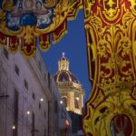 Straatversiering tijdens een Maltese festa in Birgu