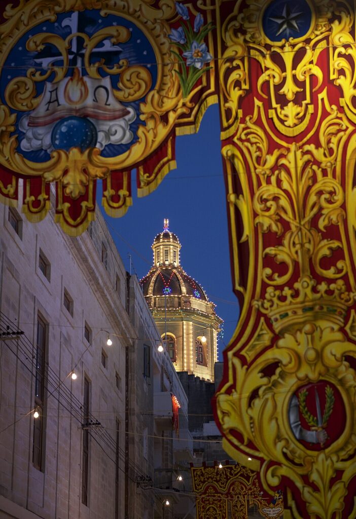 Straatversiering tijdens een Maltese festa in Birgu