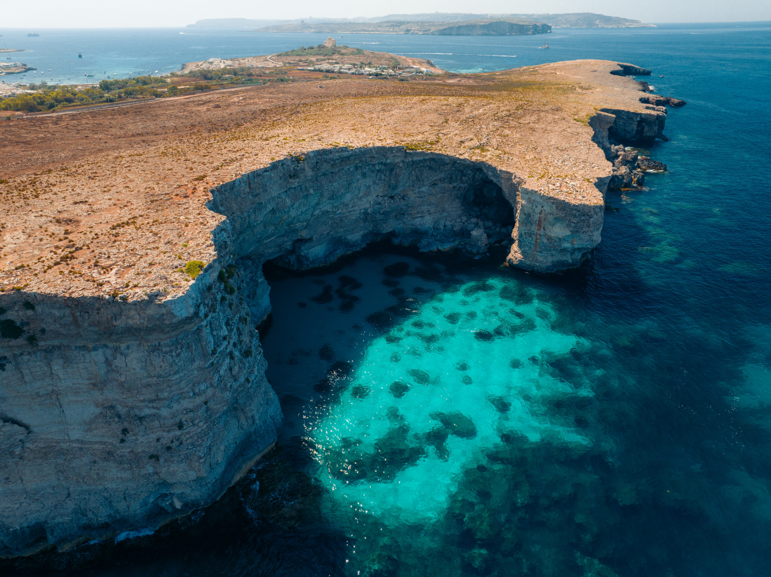 Malta van bovenaf: luchtfoto van een verborgen baai bij Comino