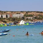 Mellieħa Bay met waterattracties, populair bij familiereizen naar Malta