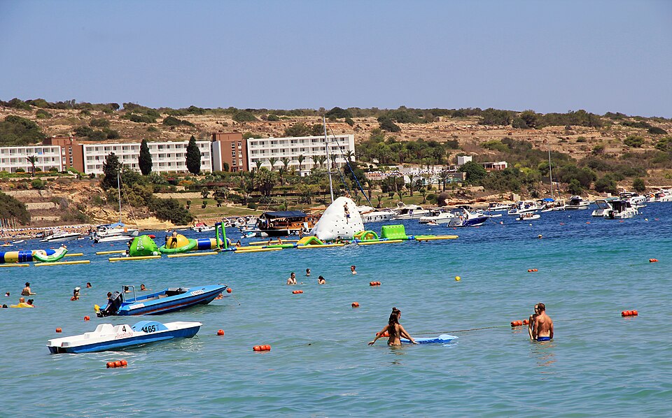 familiereis naar Malta: waterattracties en zwemplezier in Mellieħa Bay