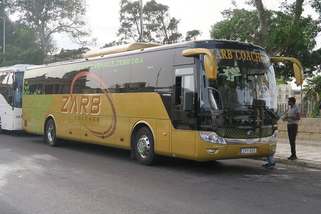 Openbaar vervoer op Malta: bus, boot of taxi – zo reis je als toerist rond Openbaar vervoer op Malta – Tallinja-bus in Valletta
