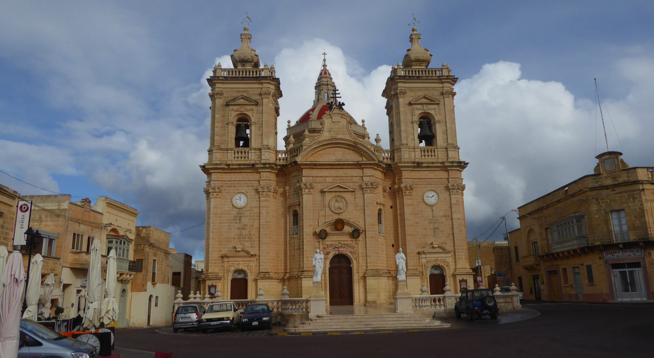 De parochiekerk van Xagħra op Gozo, het dorp waar het Cornucopia Hotel gelegen is
