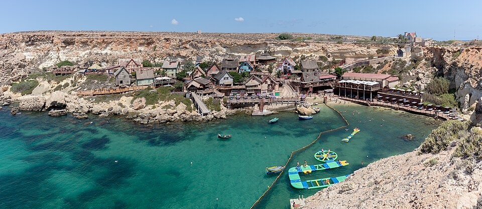 familiereis naar Malta: Popeye Village aan de baai van Mellieħa
