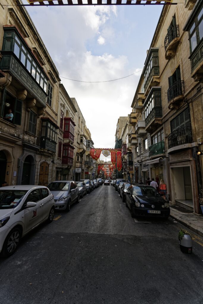 Straatzicht bij Old Theatre Street in Valletta, vlak bij Casa Ellul