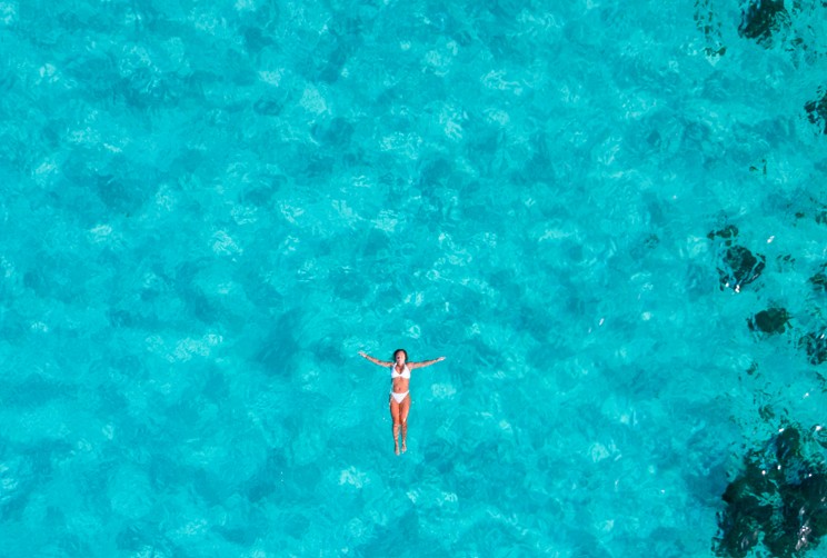 Zwemmen in helder turquoise water voor de kust van Malta in het najaar
