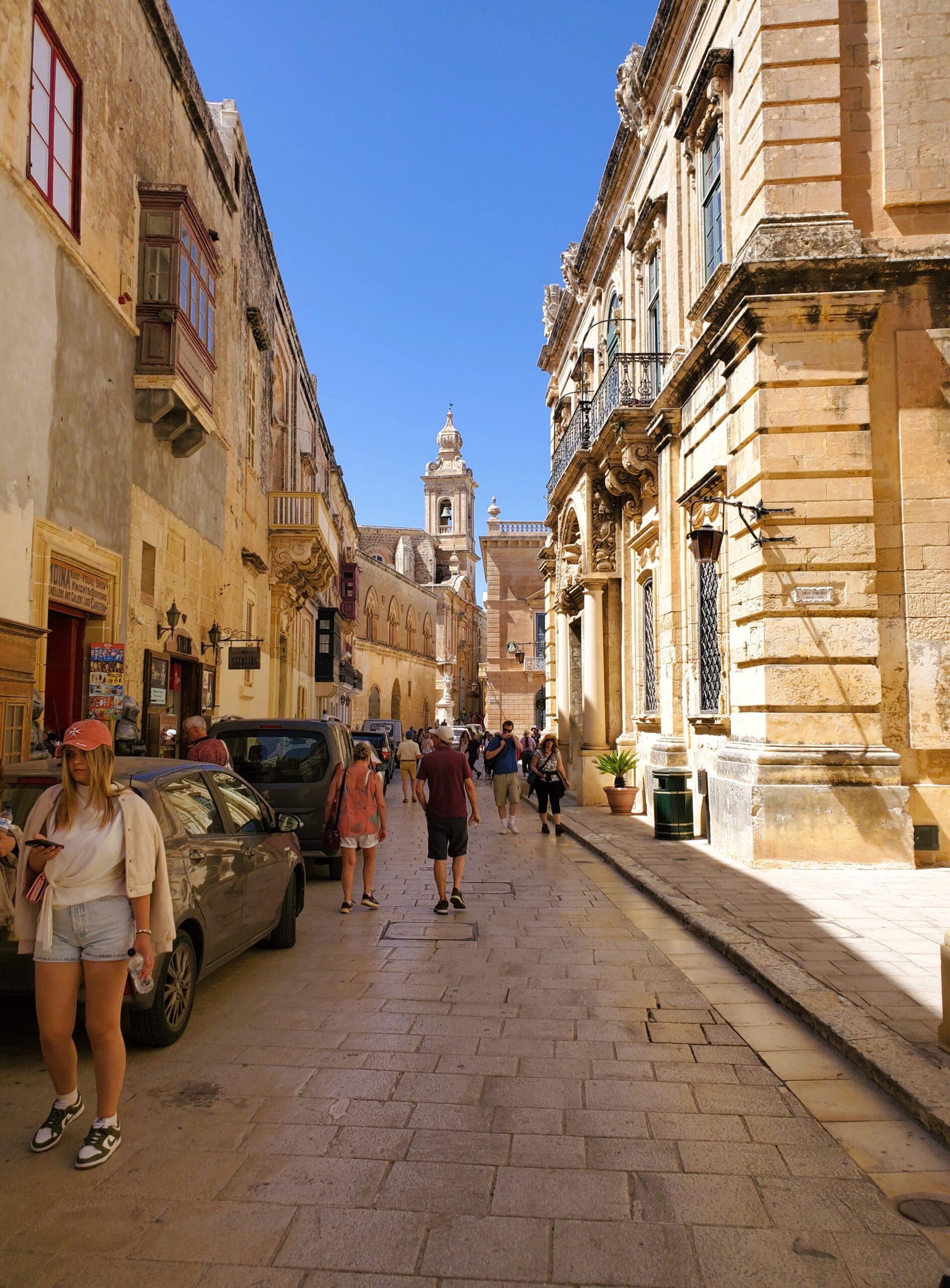 Wandelen op Malta: toeristen tussen de smalle straatjes van Mdina