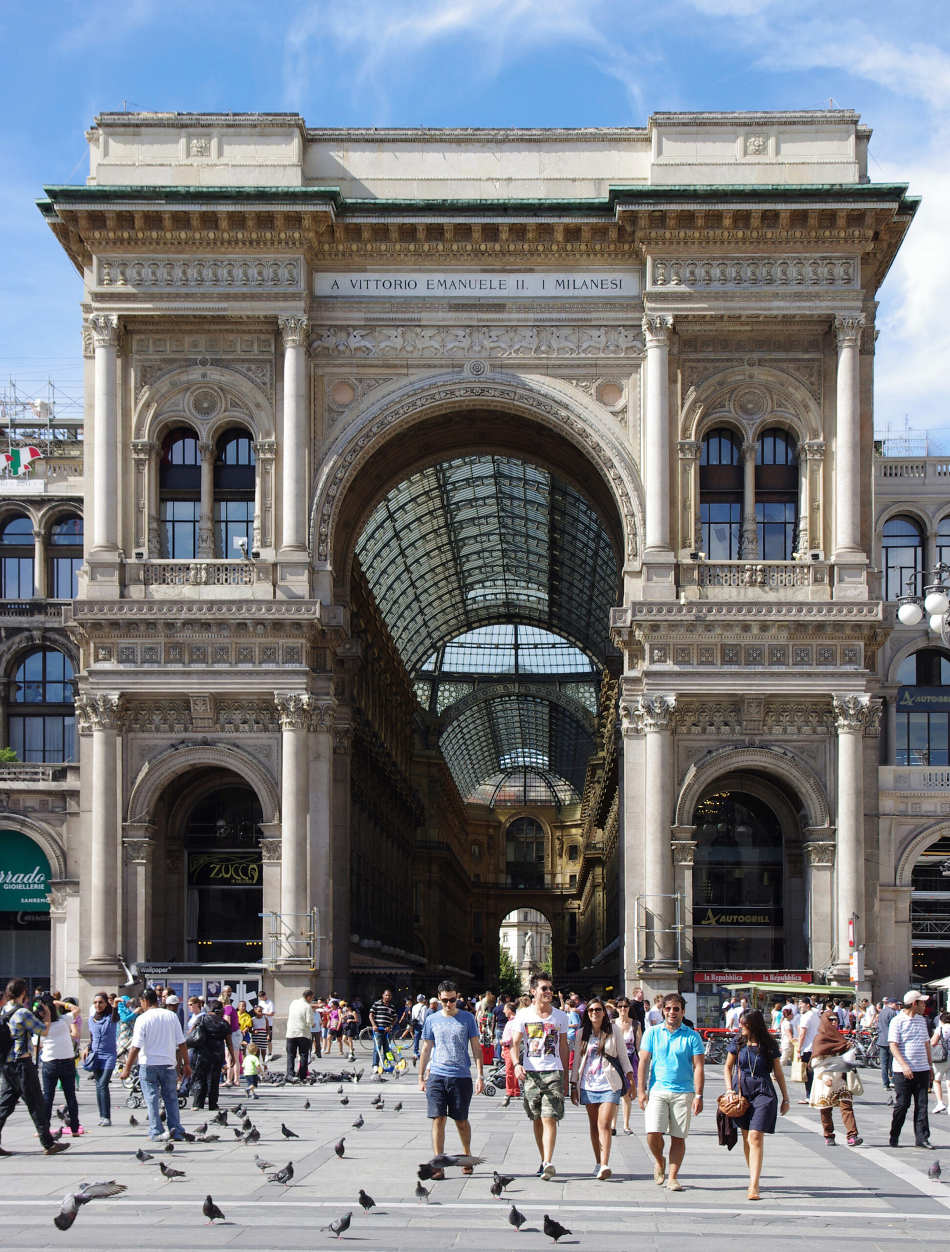 Triomfboog en glazen koepel van de Galleria Vittorio Emanuele II in Milaan