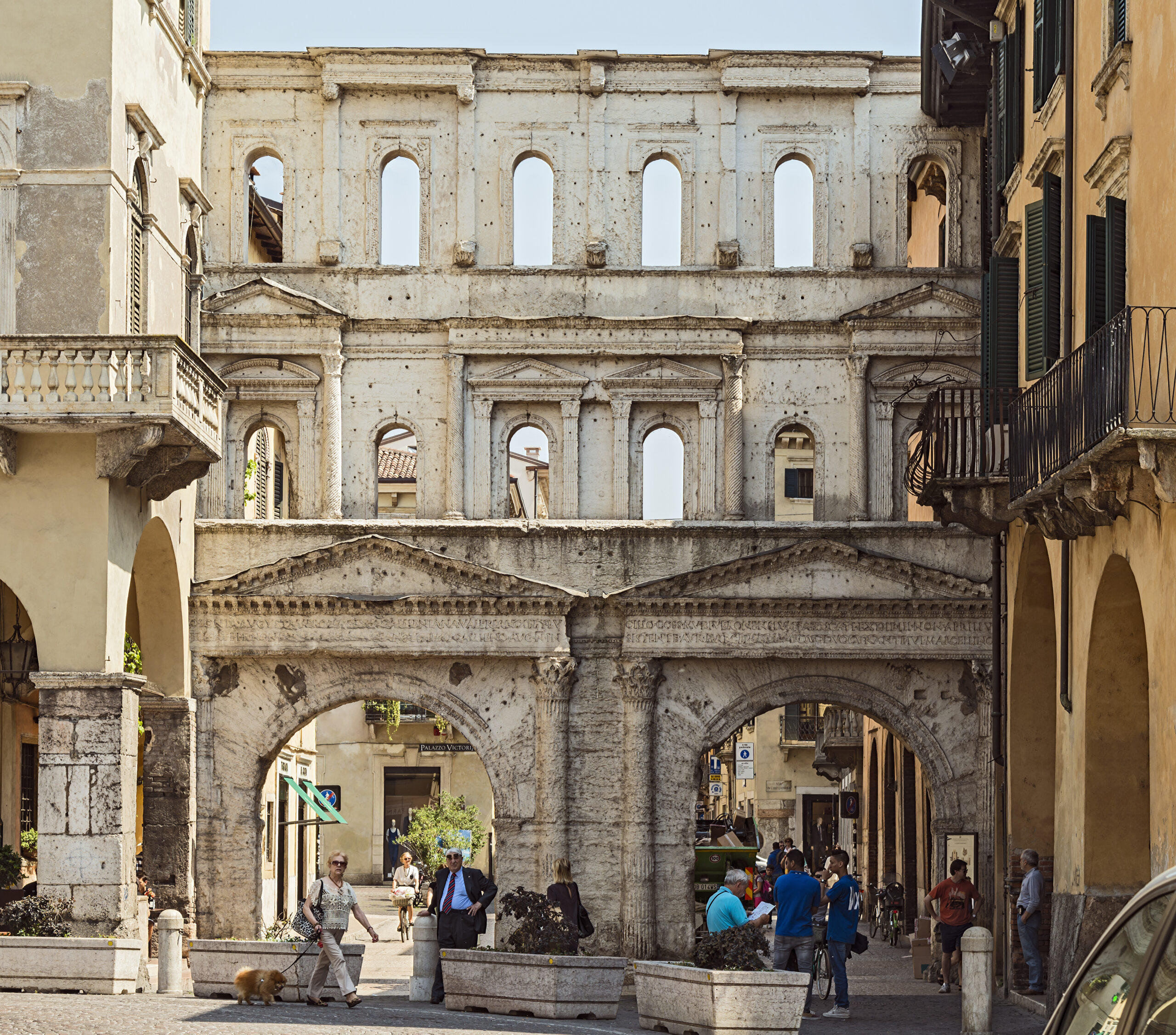 De Romeinse poort Porta Borsari in Verona, op de straat van boutique Hotel Gabbia d'Oro