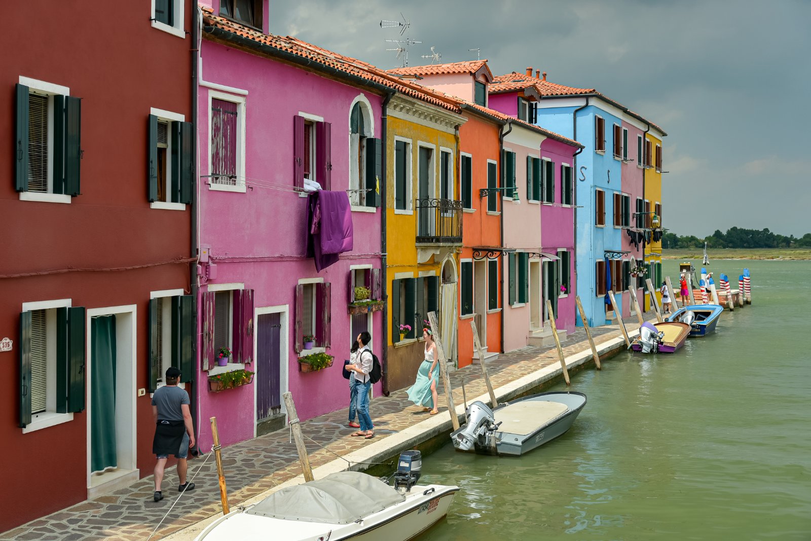 Felgekleurde huisjes langs een kanaal op het eiland Burano bij Venetië