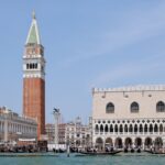Piazza San Marco en de Campanile gezien vanaf het Giudecca-kanaal in Venetië